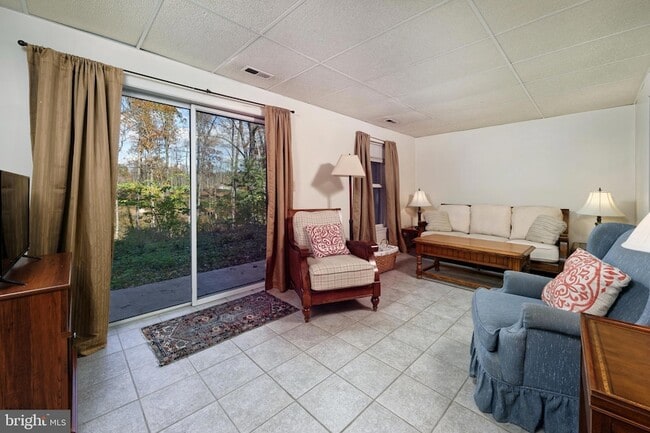 Building Photo - 11 Stonewall Ct