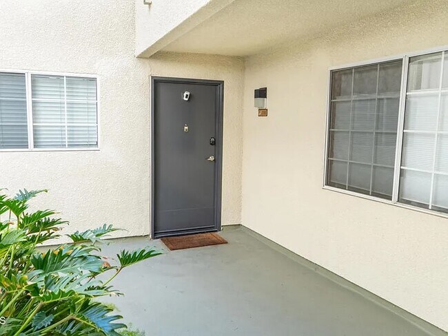 Building Photo - 5520 Owensmouth Ave