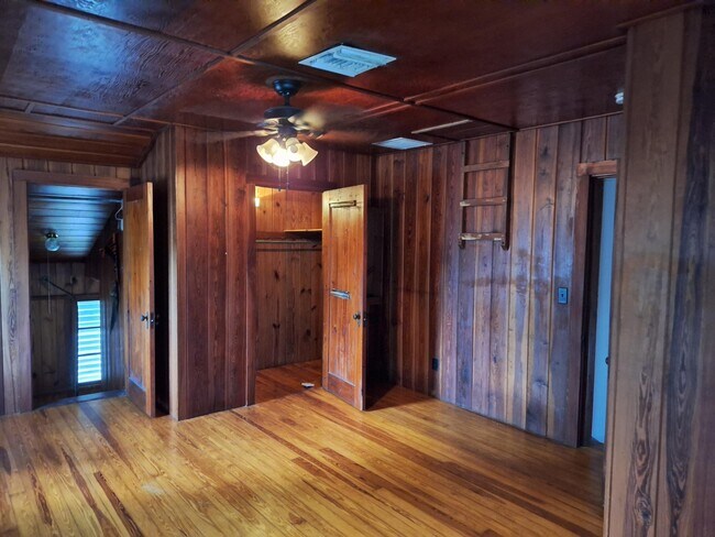 Building Photo - 512 N Seacrest Blvd