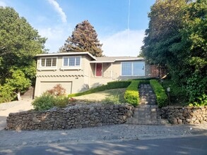 Building Photo - 2745 Summit Dr