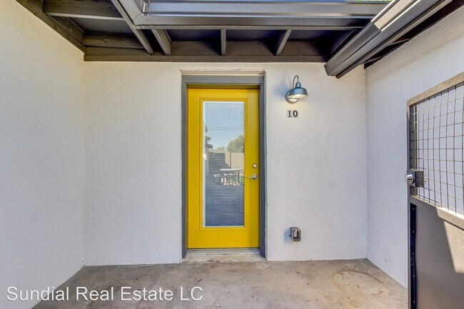 Building Photo - 2031 E Glenrosa Ave