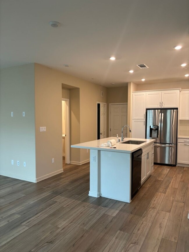 Building Photo - Luxurious TownHouse