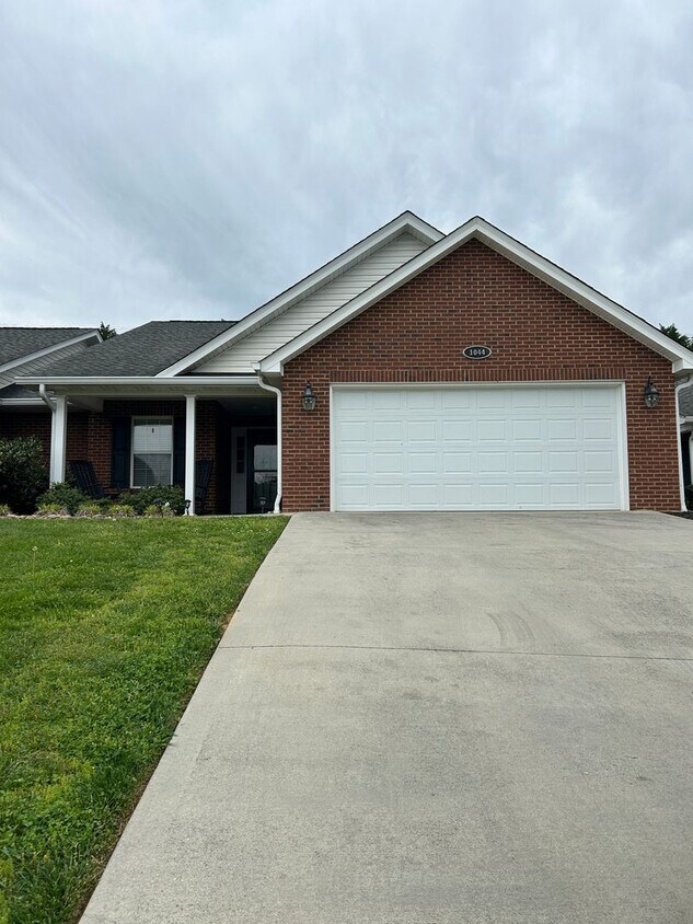 Foto principal - 1044 Patriot Landing Dr, Dandridge, TN 37725
