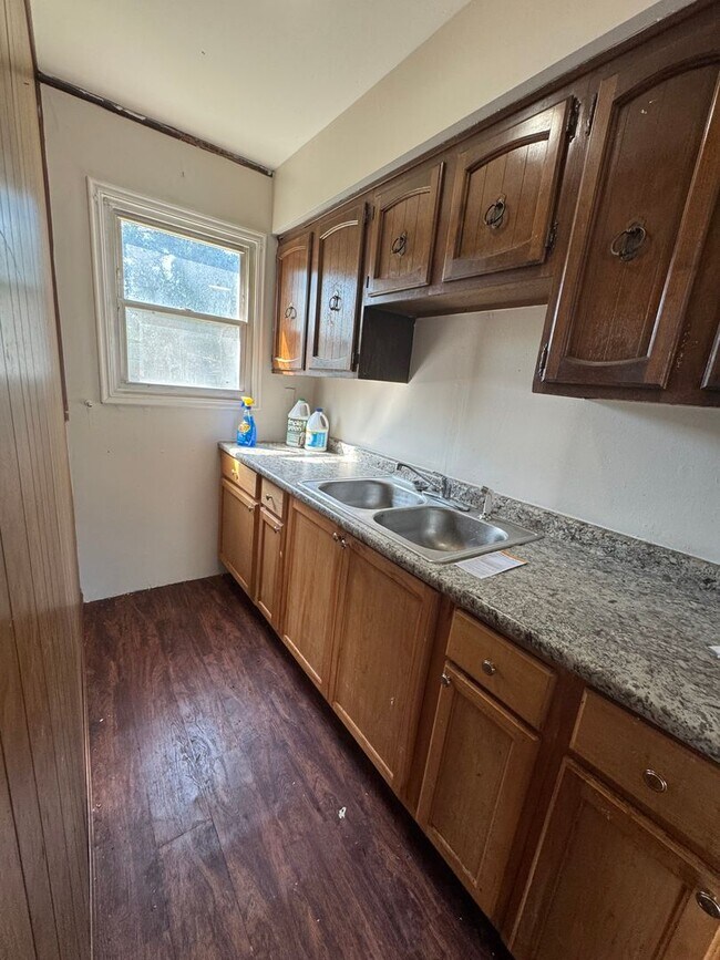 Building Photo - 3 bd house near Slavic Village/North Broadway