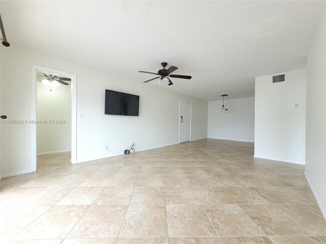 Foto del edificio - 6457 Bay Club Dr