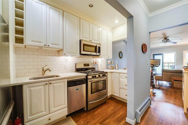 Building Photo - 98 Bright St