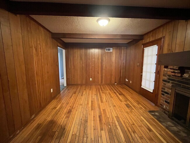 Foto del edificio - Renovated 4 Bedroom 2 Bath Home with Carport and Double Garage!!