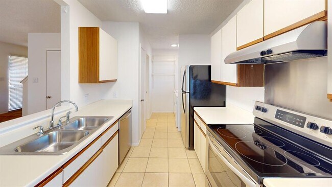 Building Photo - 1015 E Yager Ln