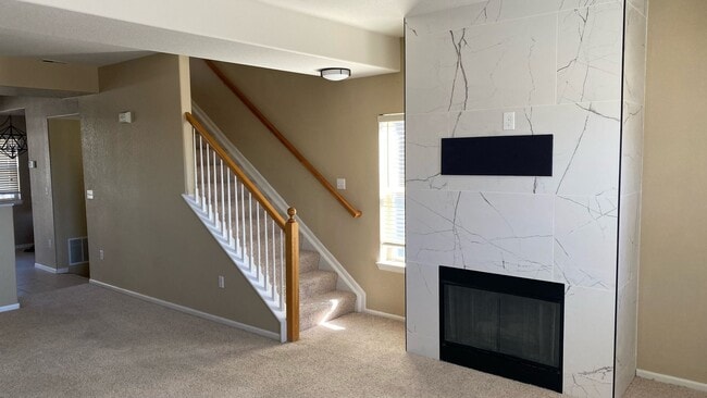 Building Photo - Large 2 Bedroom 2 Bath Townhome in Sterlin...