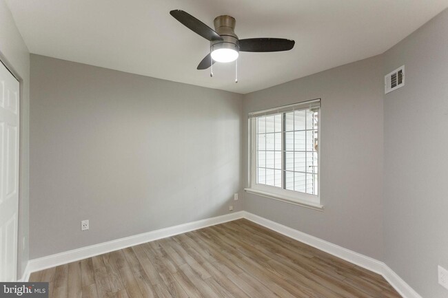 Building Photo - 1611 Carriage House Terrace