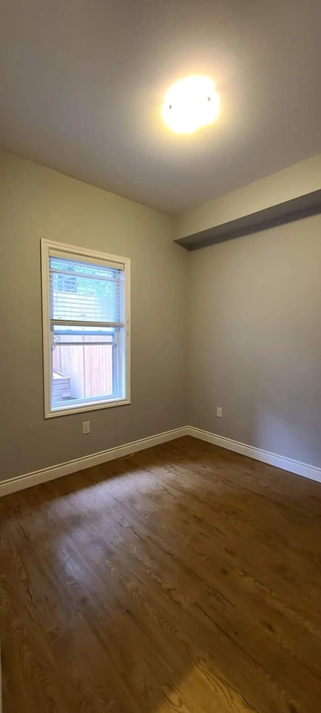 Building Photo - 250 Shuter St