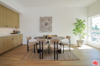 Building Photo - 611 N Virgil Ave