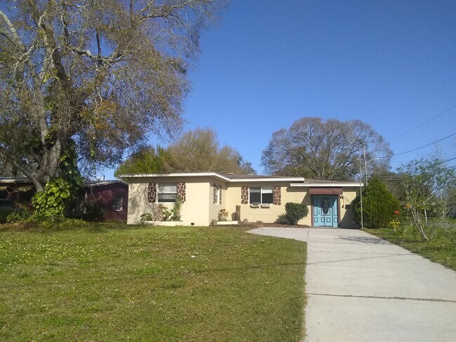 Huge front Yard with Long driveway - 701 Southwest Blvd N