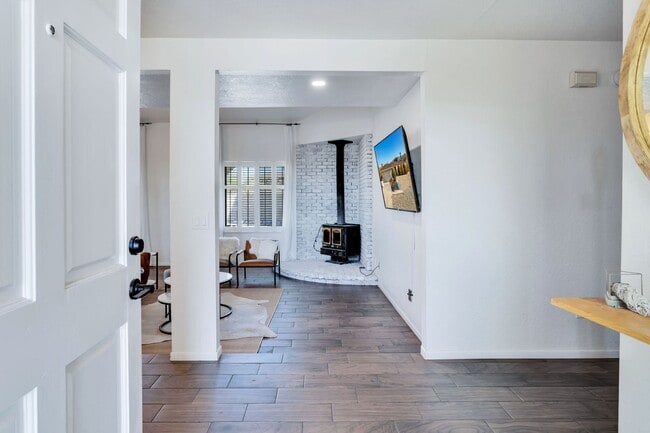 Building Photo - Must See 4 bedroom 2 bath Home