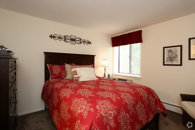 1 BD, 1 BA (624sqft) - Bedroom - Montcalm Heights Apartments
