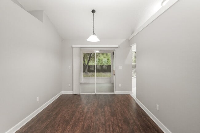 Foto del edificio - 2651 Waterview Dr