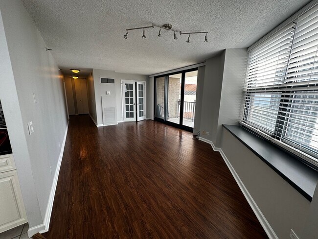 Building Photo - 3660 N Lake Shore Dr