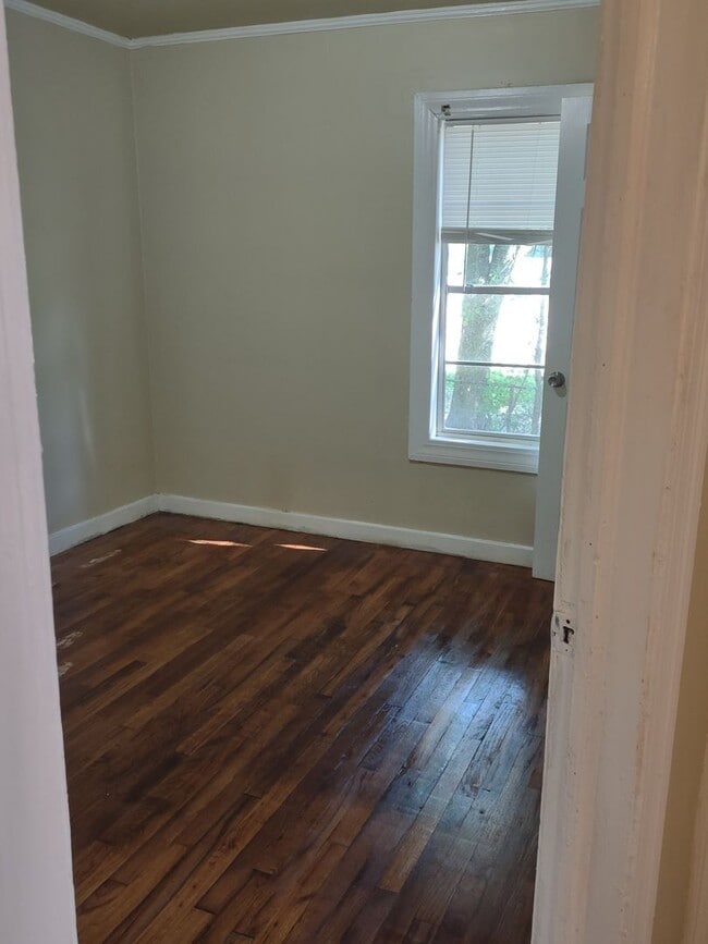 Building Photo - MOVE IN SPECIAL!**** 1/2 OF 1ST MONTH RENT...