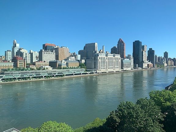 Building Photo - 455 Main St