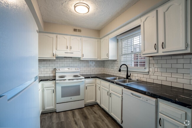 2BR, 1.5BA - 1,500SF - Kitchen - Pinnacle Townhomes
