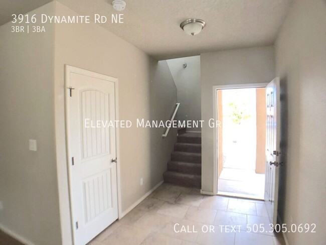 Foto del edificio - 3916 Dynamite Rd NE