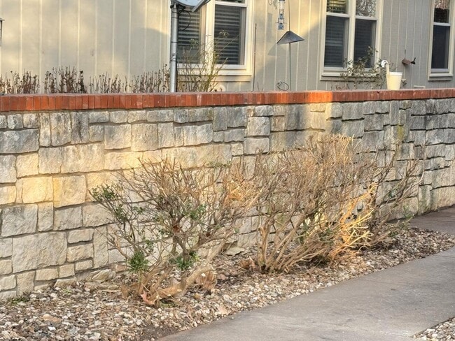 Foto del edificio - 3 bed 2.5 bath townhome off Bob Billings!