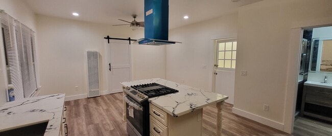 Foto del edificio - 740 Lime Ave