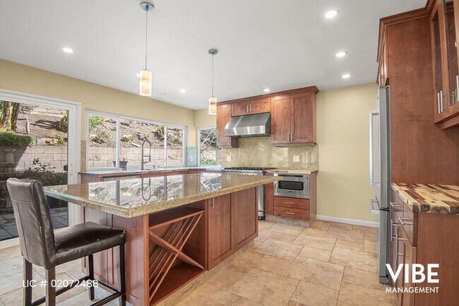 Foto del edificio - WESTLAKE HILLS- 5 BEDROOMS on a Quiet Street. Walk to everything!!!