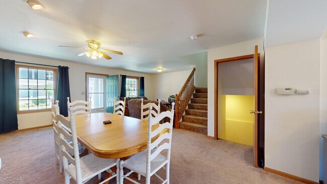 Building Photo - 4 Bedroom, 3 bath Townhome In Trendy Somer...