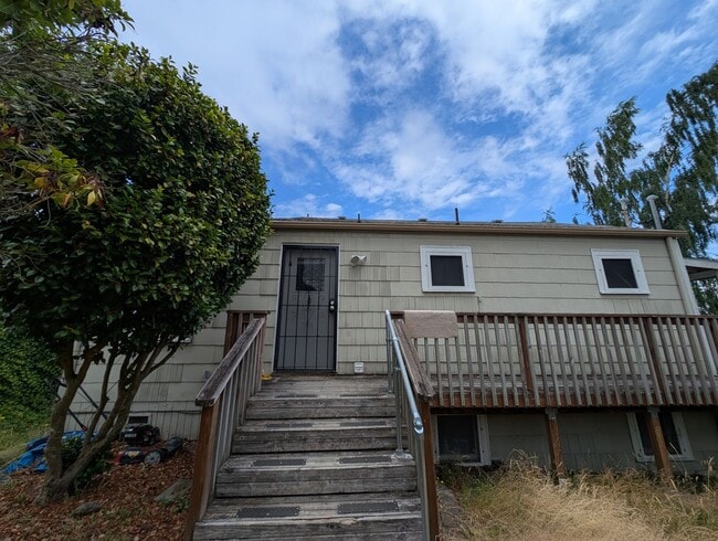 Building Photo - Manette View Apartment For Rent! Will Not Last Long! Available Now!