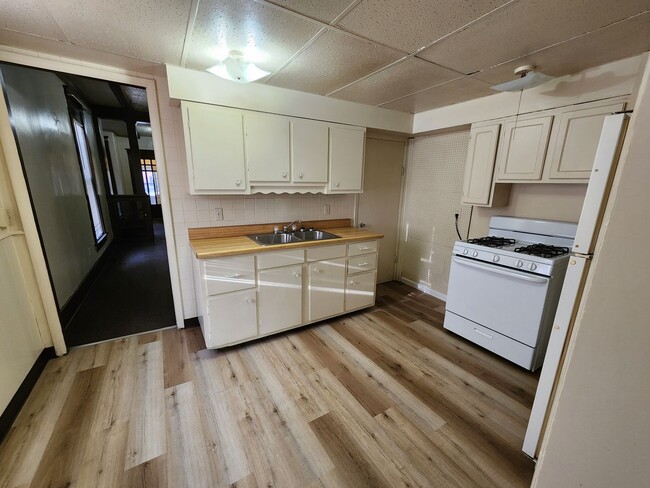 Building Photo - Spacious 2 bedroom townhouse style