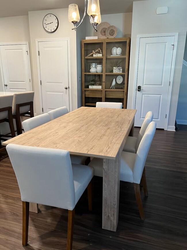 Área de comedor - 301 Lanyard St