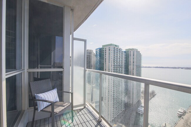 Photo du bâtiment - 210 Queens Quay W