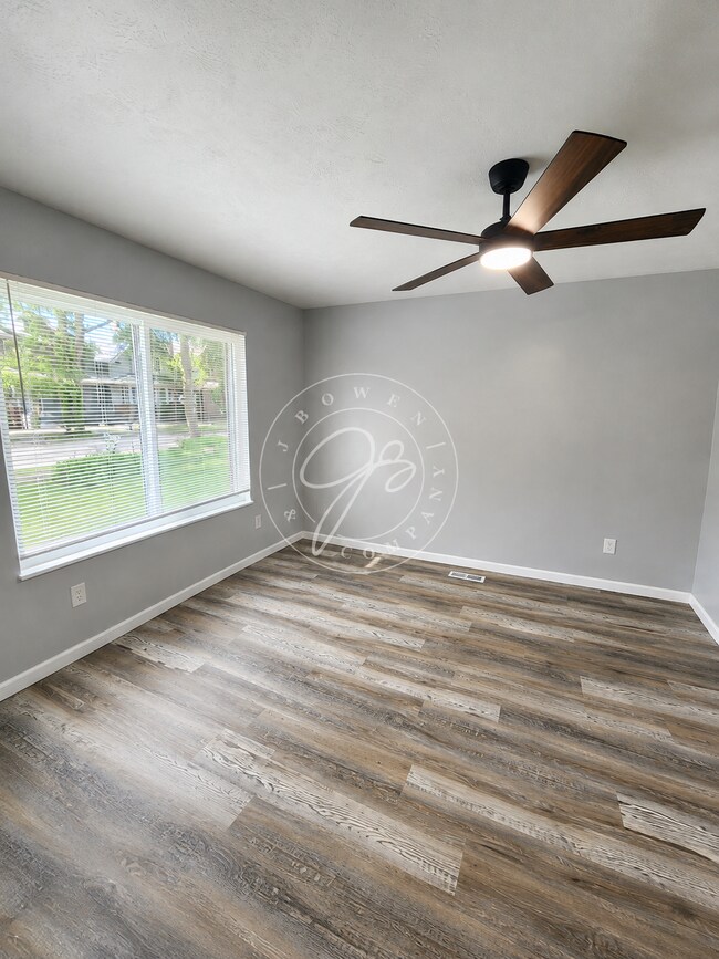Building Photo - Fully updated like new inside! Central Air! Convenient location!