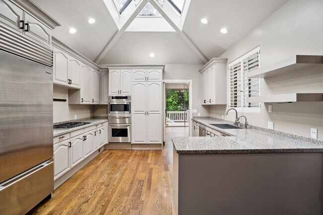 Building Photo - Elegant Los Altos Townhouse Near Redwood Grove & Shoup Park