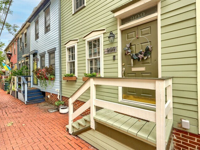 Foto del edificio - Beautiful Two Bedroom on Capital St w/parking