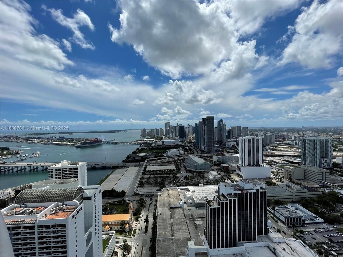 Primary Photo - 1750 N Bayshore Dr