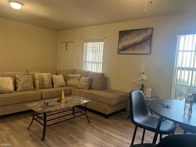 Foto del edificio - 3 br, 2 bath House - 20225 NW 27th Ct # A
