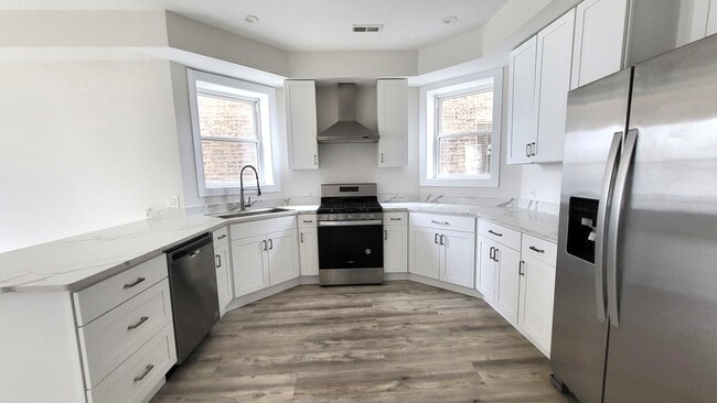 Building Photo - 2904 W Nelson St