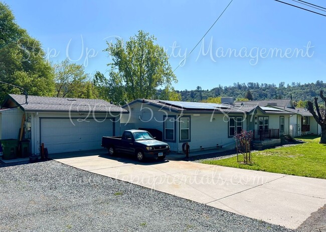 Building Photo - Charming 3 Bedroom Willow Springs Retreat Near Lake, Park & Clubhouse with Solar!
