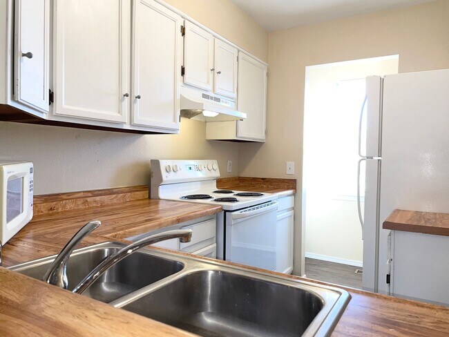 Foto del edificio - 2 BEDROOM TOWNHOME IN A PRIME LOCATION!!
