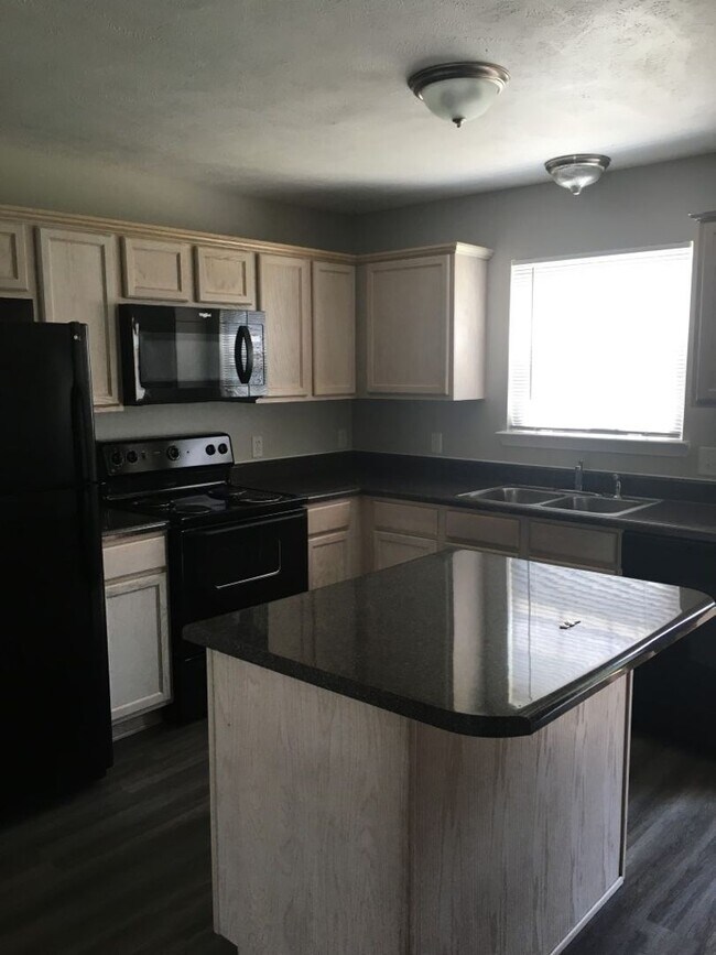 Building Photo - Charming townhome in LaVergne