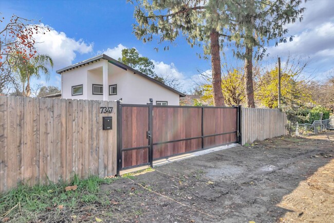 Building Photo - BRAND NEW 2 BED, 1 BATH WITH HUGE YARD AND...