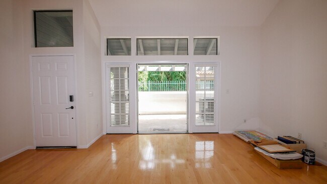 Building Photo - Modern University City Townhome w/ Granite Counters, Stainless Appliances & Prime Central San Die...