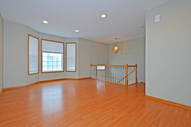 Building Photo - Beautiful 3 Bed 2.5 Bath Townhouse in Appl...