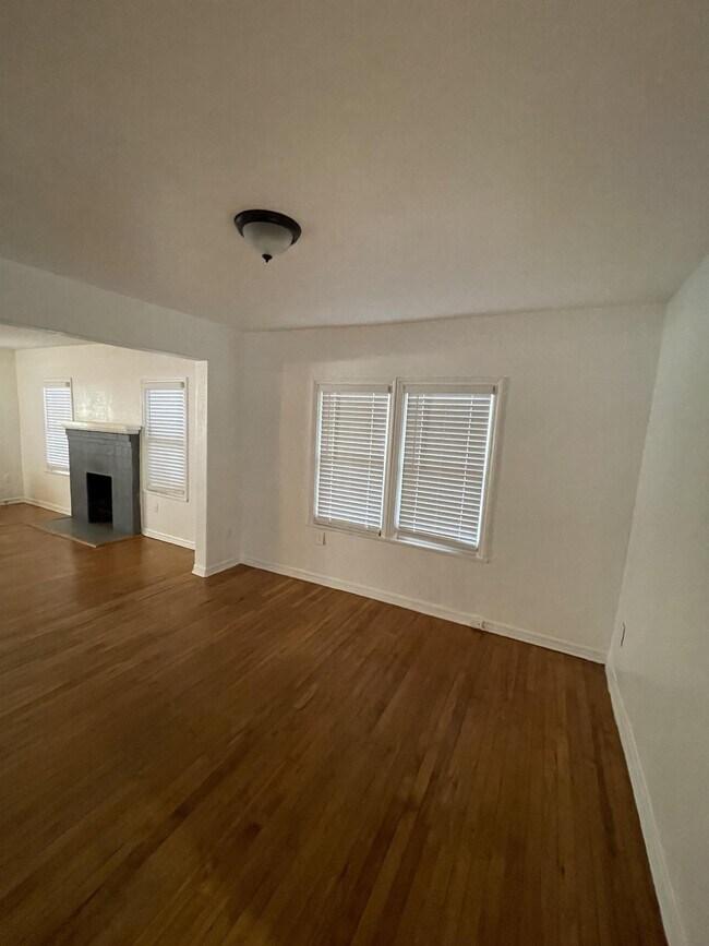 Building Photo - 726 Shady Ln Dr