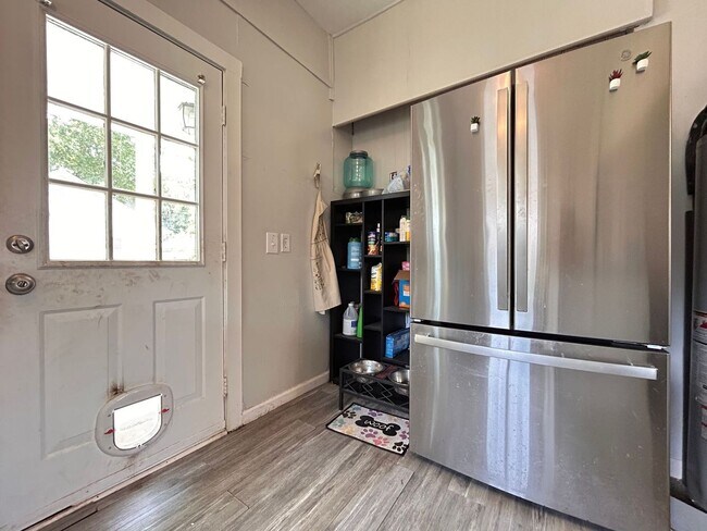 Foto del edificio - Charming 2BR/1BA Home with Garage & Fenced...