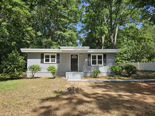 Building Photo - Charming 3 bedroom