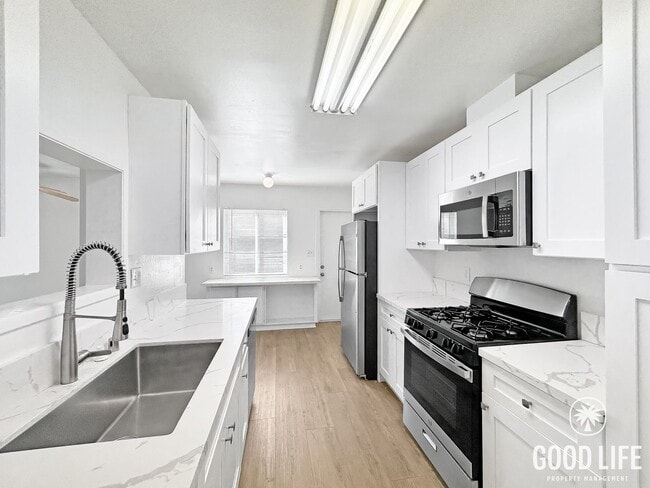 Foto del edificio - Beautiful 3BD/2BA W/ 2-Car Attached Garage and Large Backyard in Clairemont!