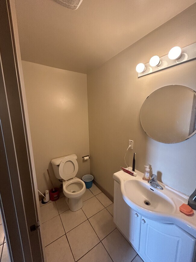 Photo du bâtiment - 251-251 Lester St